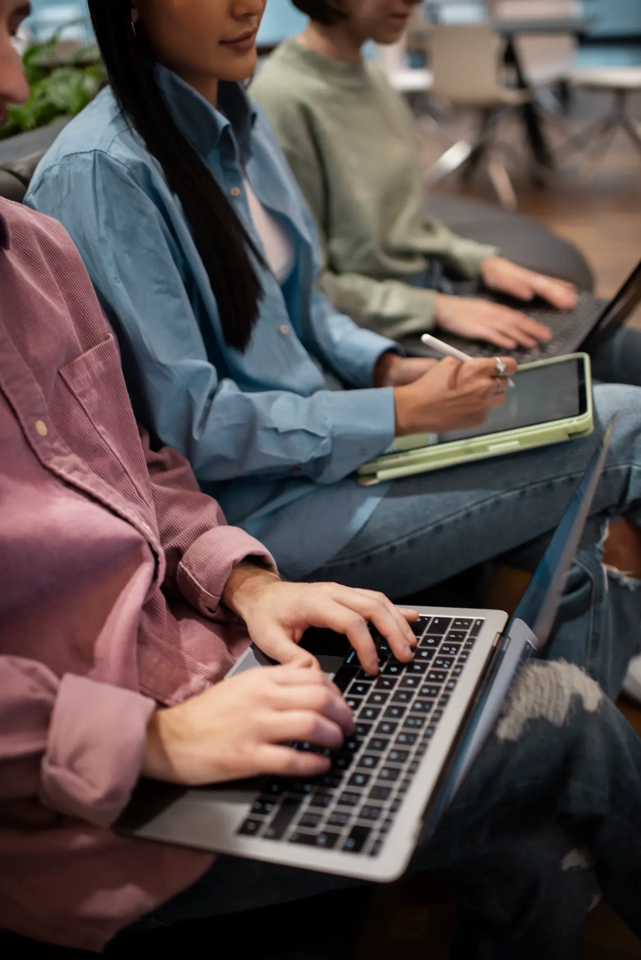 team-che-lavora-insieme-al-progetto (1)