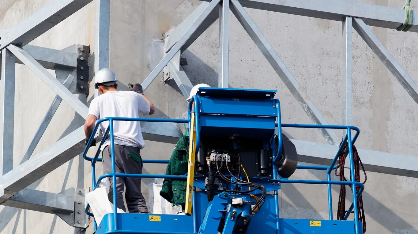 Operatore su piattaforma elevabile PLE in lavori in quota – rischio incidenti sul lavoro